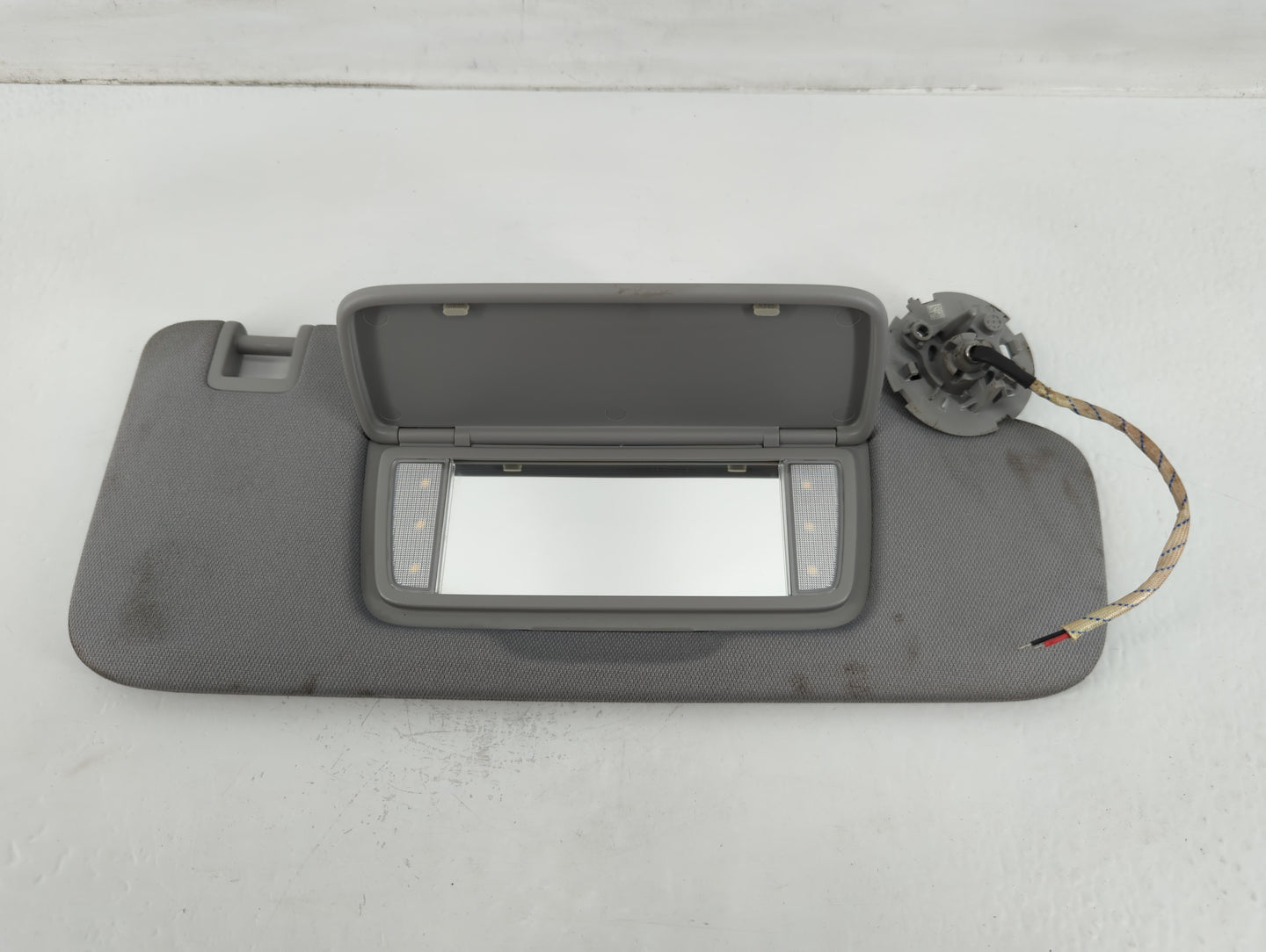 2018-2019 Chevrolet Equinox Sun Visor Shade Replacement Passenger Right Mirror Fits Fits 2018 2019 OEM Used Auto Parts - Oemusedautoparts1.com