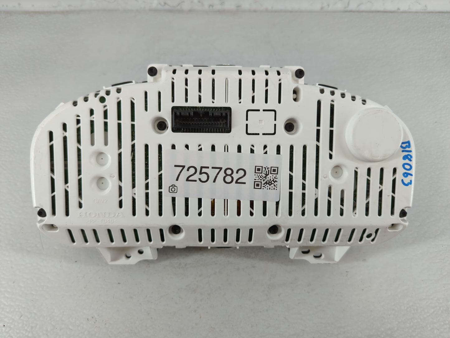 2017-2018 Honda Pilot Instrument Cluster Speedometer Gauges P/N:78100-TG7-A920-M1 Fits Fits 2017 2018 OEM Used Auto Parts - Oemusedautoparts1.com