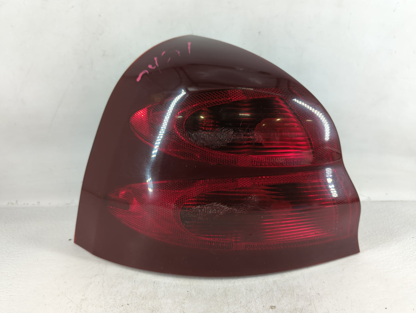 2004-2008 Pontiac Grand Prix Rear Center Lid Brake Light Tail Light P/N:6530787 Fits Fits 2004 2005 2006 2007 2008 OEM Used Auto Parts - Oemusedautoparts1.com