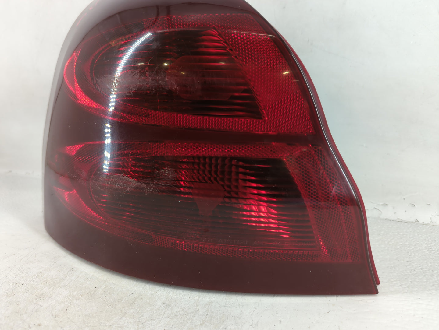 2004-2008 Pontiac Grand Prix Rear Center Lid Brake Light Tail Light P/N:6530787 Fits Fits 2004 2005 2006 2007 2008 OEM Used Auto Parts - Oemusedautoparts1.com