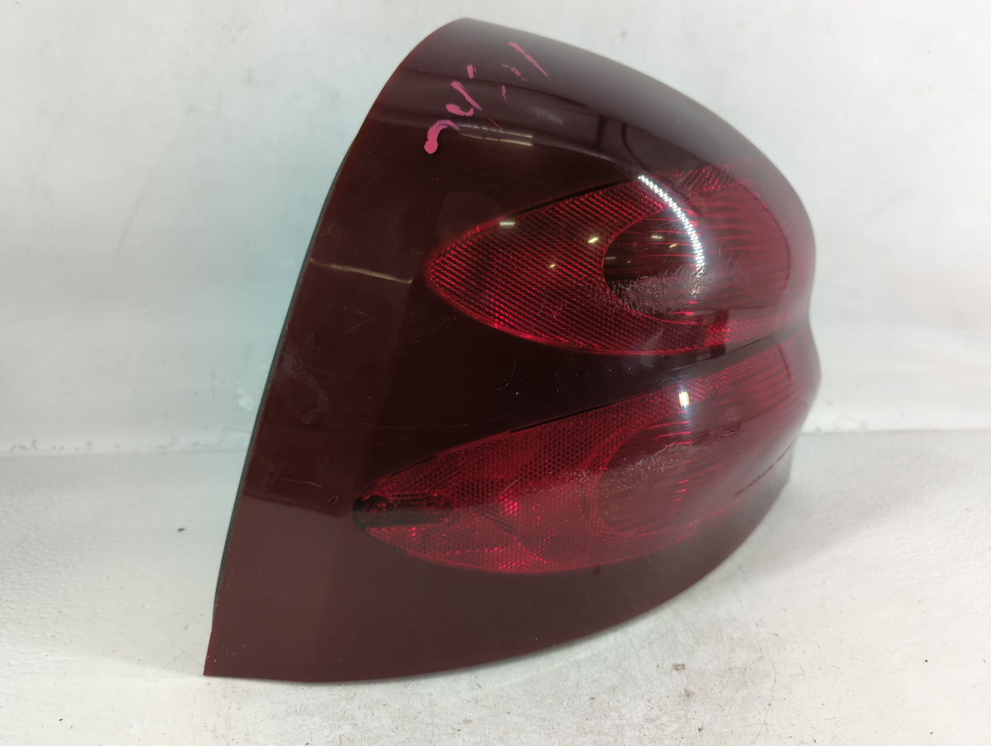 2004-2008 Pontiac Grand Prix Rear Center Lid Brake Light Tail Light P/N:6530787 Fits Fits 2004 2005 2006 2007 2008 OEM Used Auto Parts - Oemusedautoparts1.com