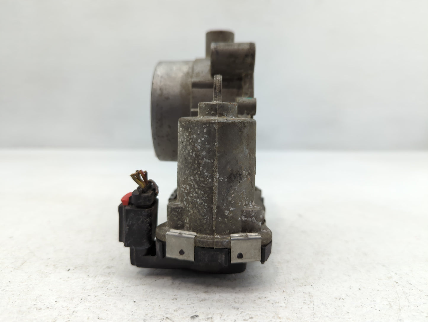 2014-2019 Jeep Cherokee Throttle Body P/N:04891970AB Fits Fits 2014 2015 2016 2017 2018 2019 2020 2021 2022 OEM Used Auto Parts - Oemusedautoparts1.com