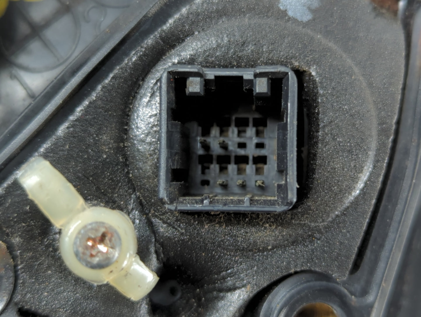 2001-2006 Hyundai Elantra Side Mirror Replacement Passenger Right View Door Mirror P/N:IIIE4 012151 AKTW-060112 Fits OEM Used Auto Parts - Oemusedautoparts1.com