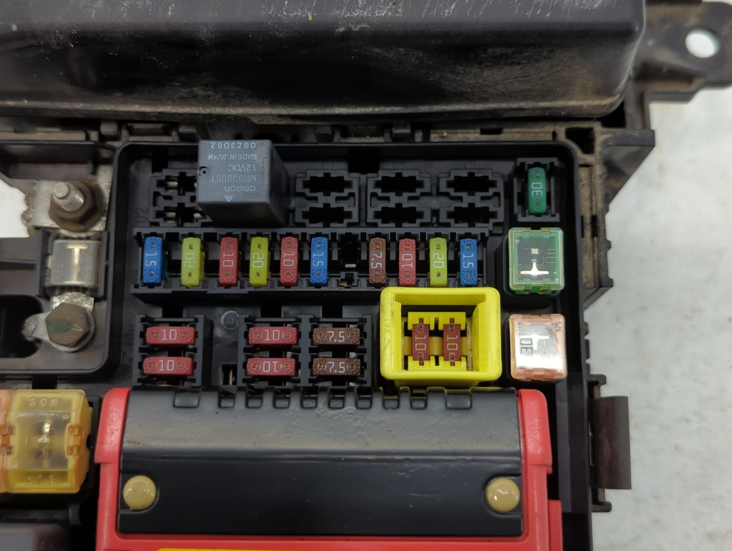 2004 Mitsubishi Galant Fusebox Fuse Box Panel Relay Module P/N:40127-0681 Fits OEM Used Auto Parts - Oemusedautoparts1.com