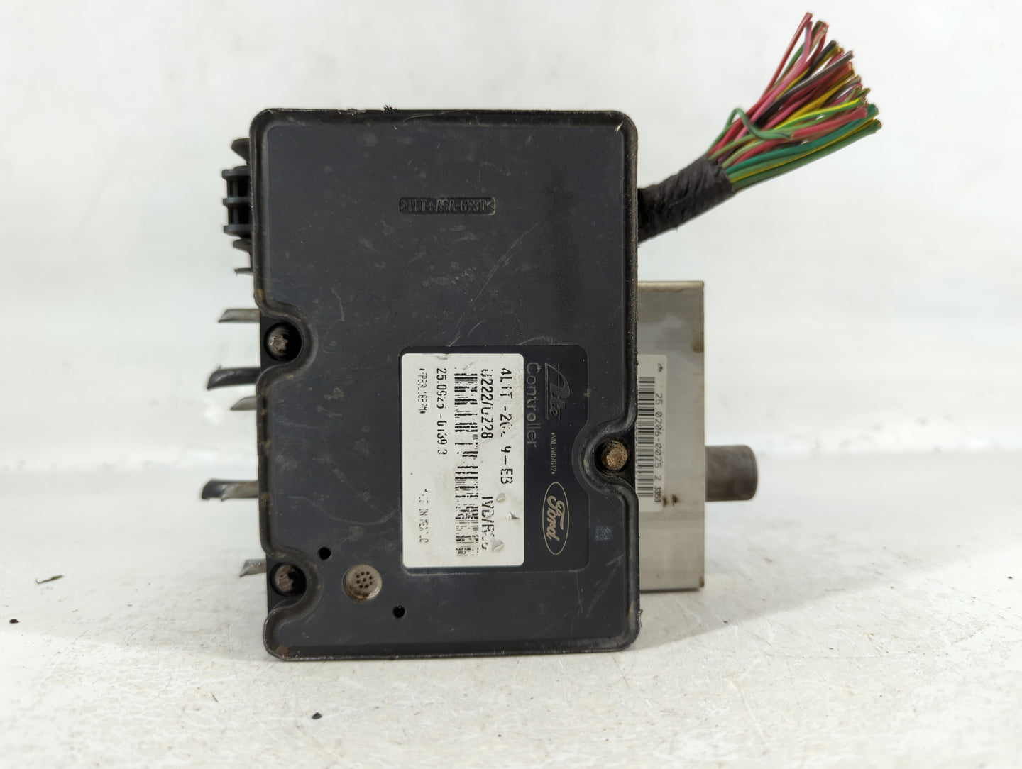 2004 Ford Expedition Throttle Body P/N:4L1T-2 Fits Fits 2000 2001 2002 2003 OEM Used Auto Parts - Oemusedautoparts1.com