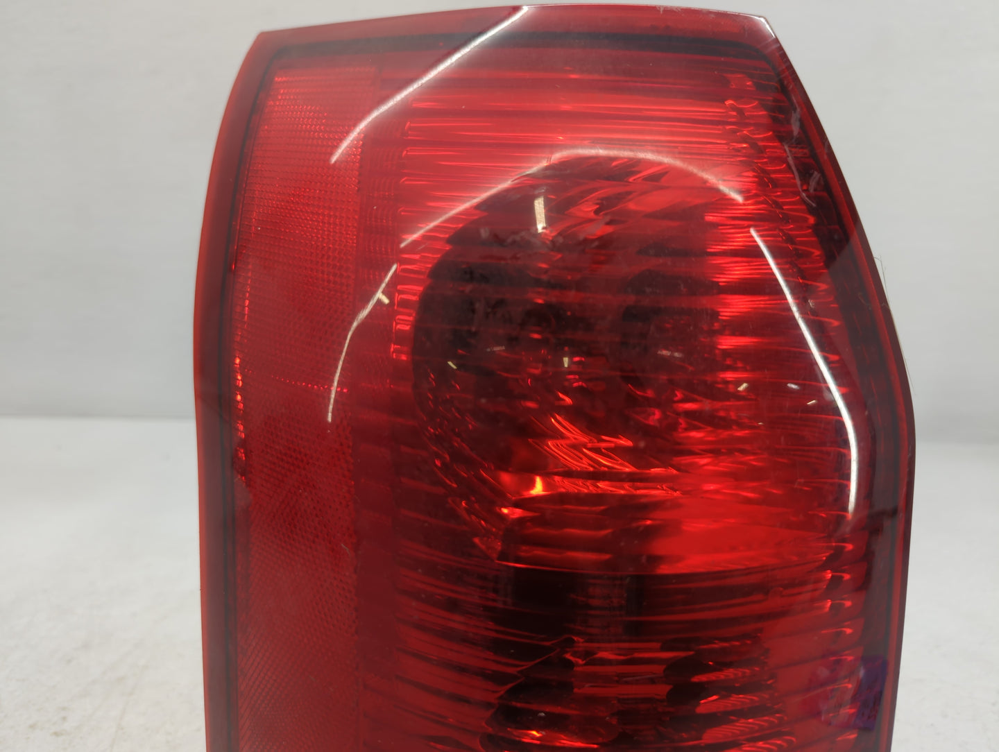 2002-2003 Saturn Vue Rear Center Lid Brake Light Tail Light P/N:2GCX-13407-AB Fits Fits 2002 2003 OEM Used Auto Parts - Oemusedautoparts1.com