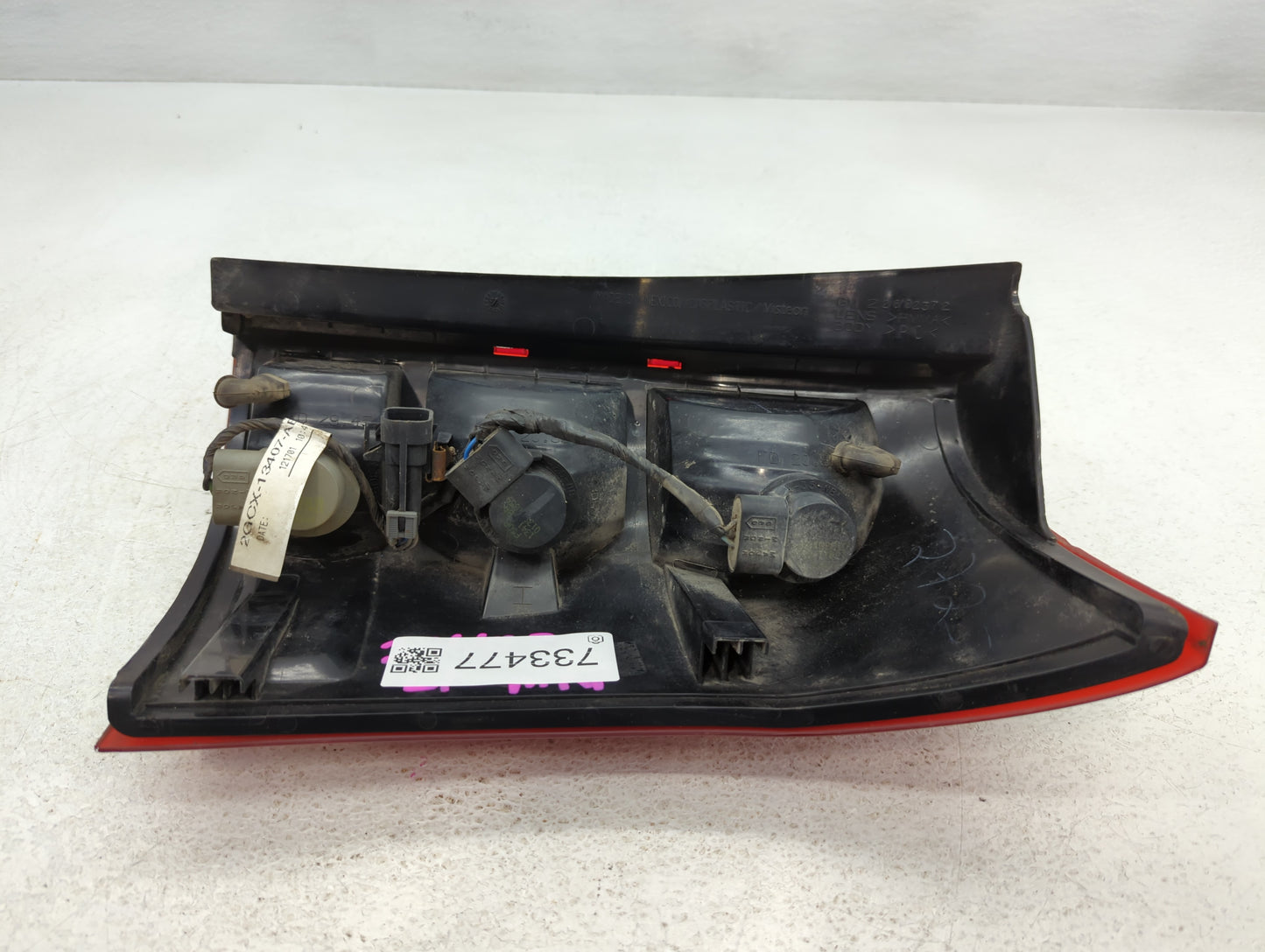 2002-2003 Saturn Vue Rear Center Lid Brake Light Tail Light P/N:2GCX-13407-AB Fits Fits 2002 2003 OEM Used Auto Parts - Oemusedautoparts1.com