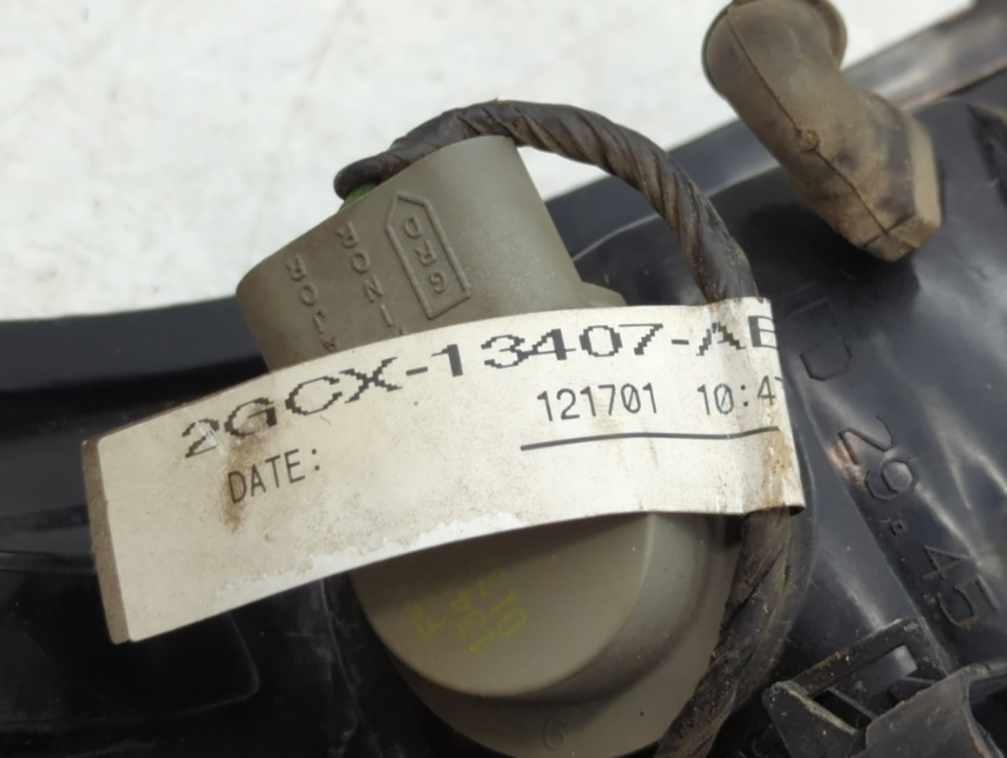 2002-2003 Saturn Vue Rear Center Lid Brake Light Tail Light P/N:2GCX-13407-AB Fits Fits 2002 2003 OEM Used Auto Parts - Oemusedautoparts1.com