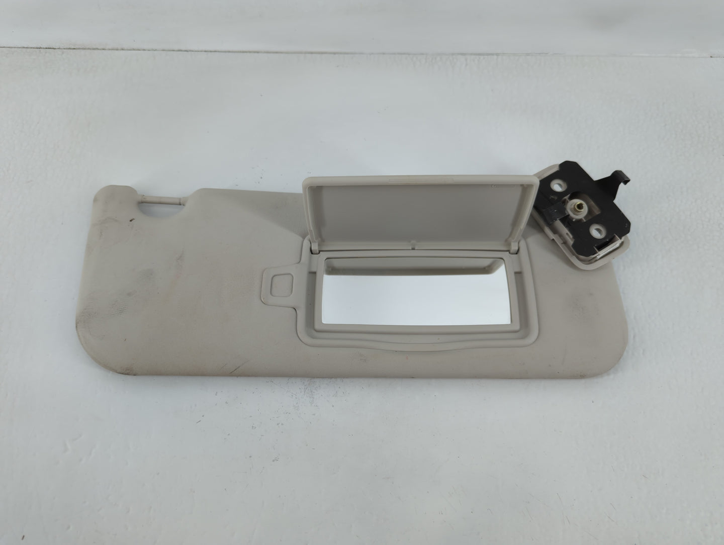 2017-2019 Jaguar Xe Sun Visor Shade Replacement Passenger Right Mirror Fits Fits 2017 2018 2019 2020 OEM Used Auto Parts - Oemusedautoparts1.com