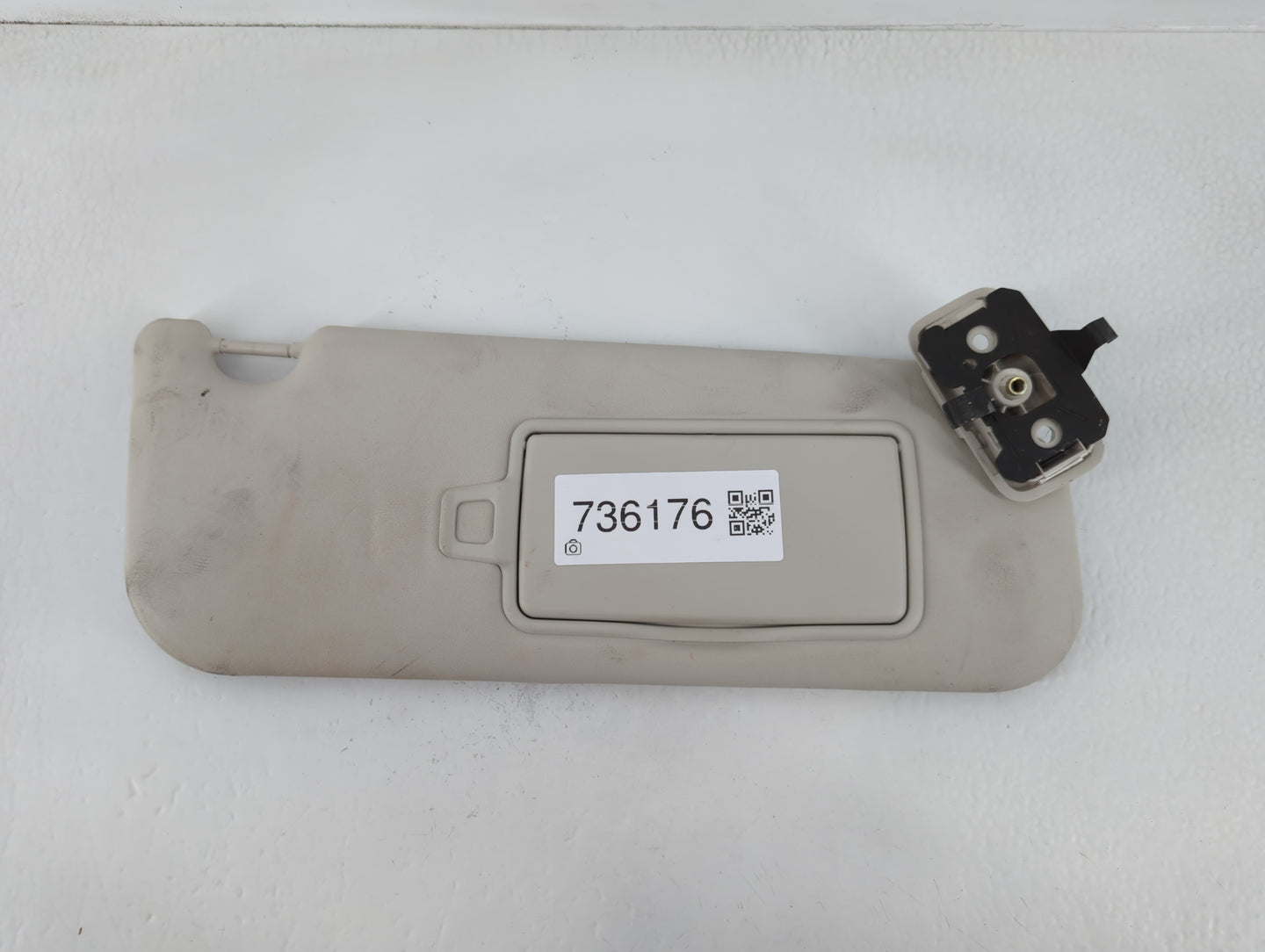 2017-2019 Jaguar Xe Sun Visor Shade Replacement Passenger Right Mirror Fits Fits 2017 2018 2019 2020 OEM Used Auto Parts - Oemusedautoparts1.com