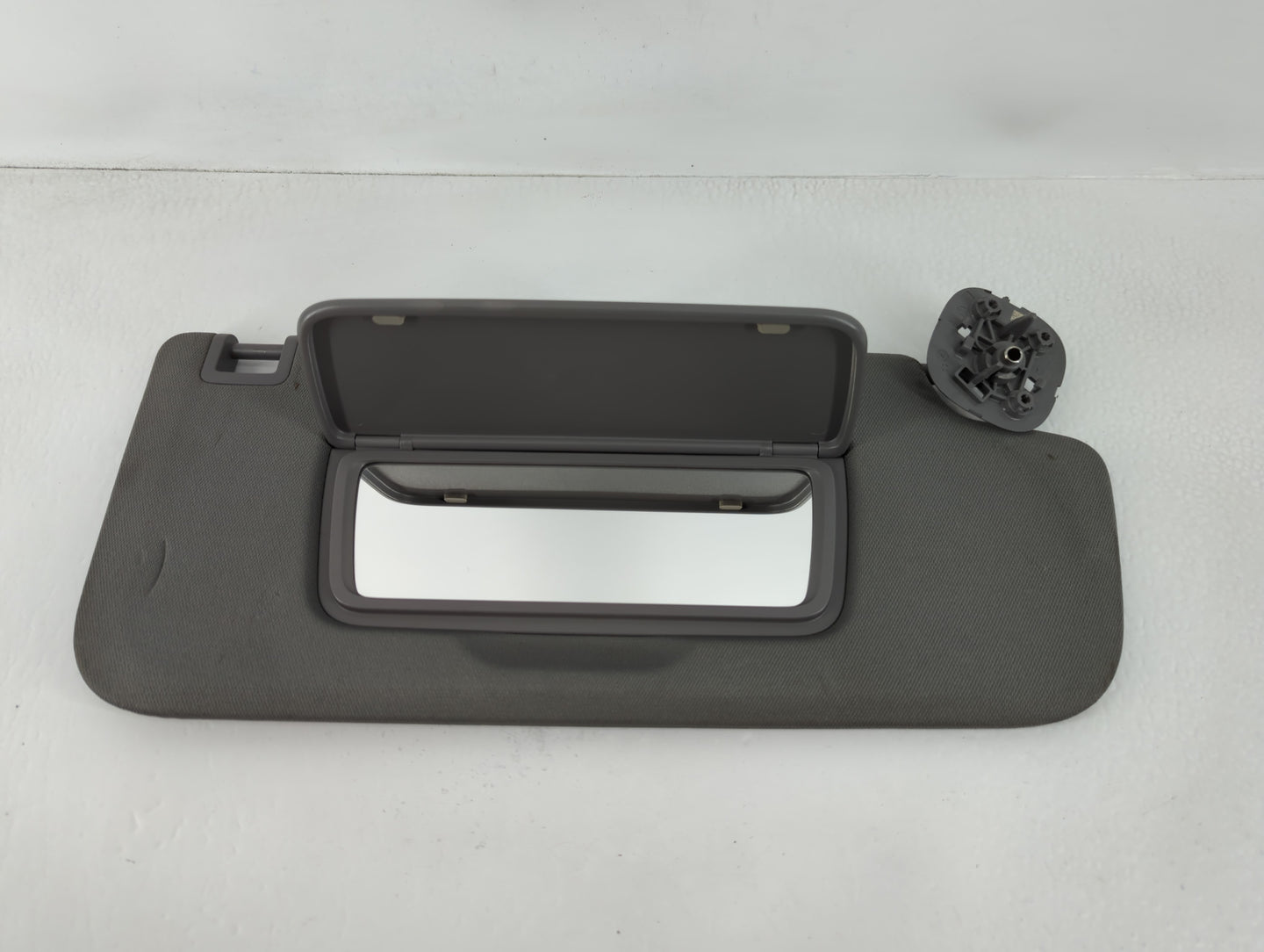 2019-2022 Chevrolet Silverado 1500 Sun Visor Shade Replacement Passenger Right Mirror Fits Fits 2019 2020 2021 2022 OEM Used Auto Parts - Oemusedautoparts1.com