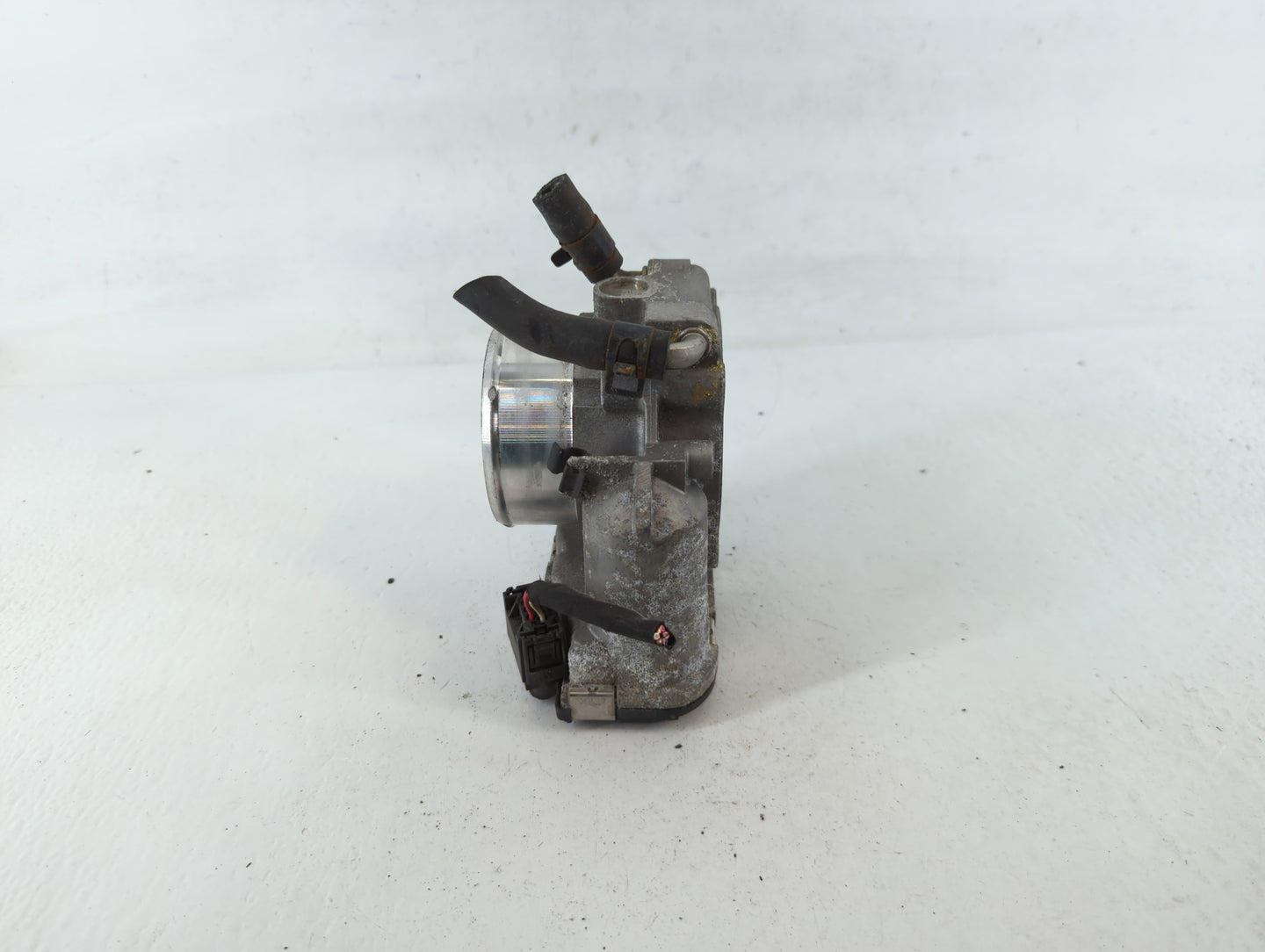 2011-2014 Hyundai Sonata Throttle Body P/N:35100-2G700 Fits Fits 2011 2012 2013 2014 2015 2016 OEM Used Auto Parts - Oemusedautoparts1.com