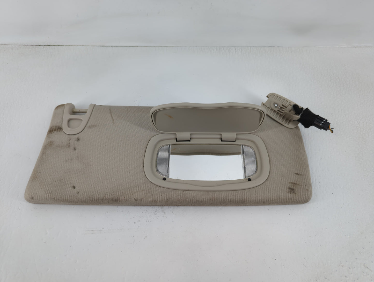 2014-2018 Jeep Cherokee Sun Visor Shade Replacement Passenger Right Mirror Fits Fits 2014 2015 2016 2017 2018 OEM Used Auto Parts - Oemusedautoparts1.com