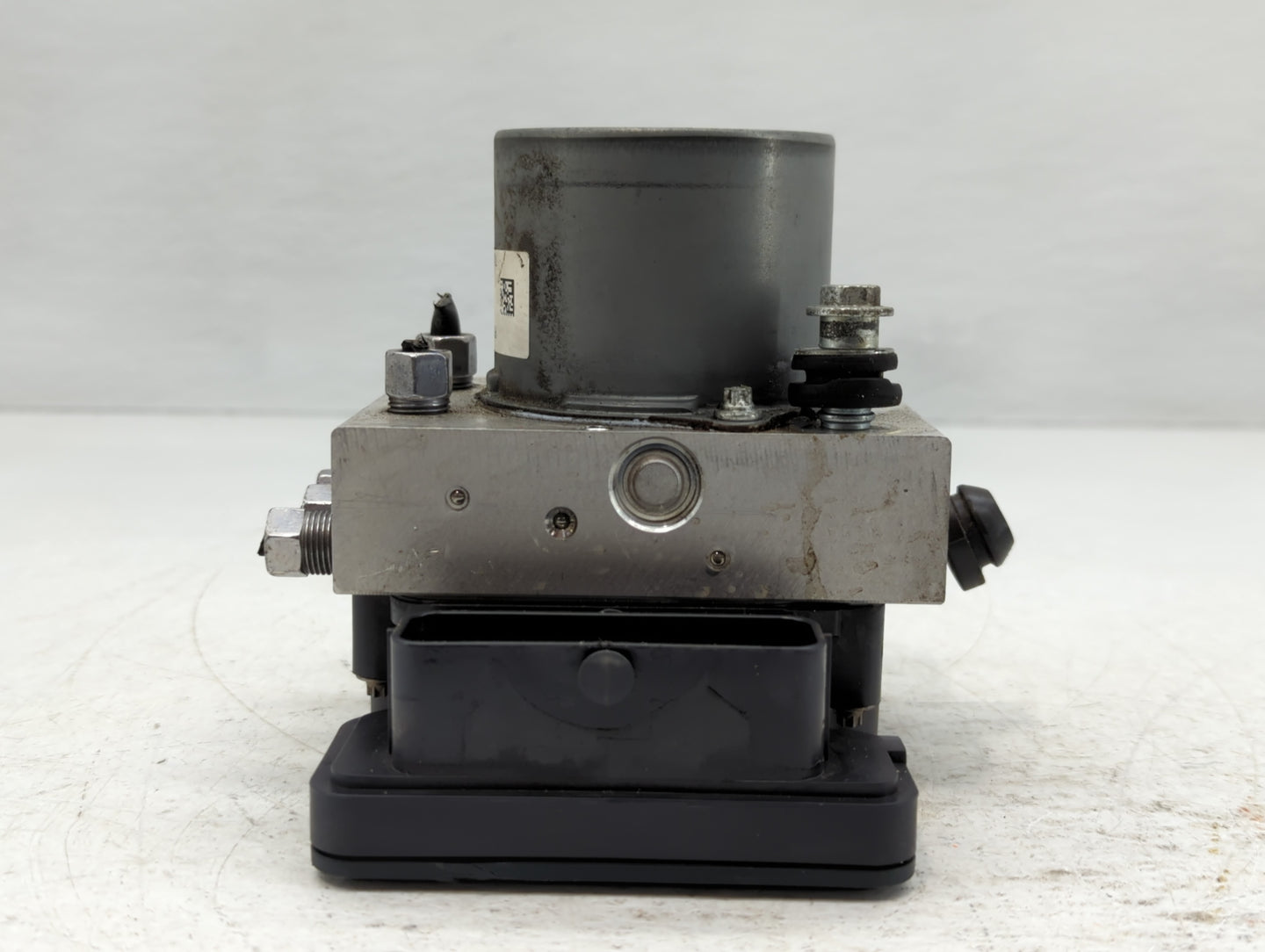 2017 Jeep Cherokee ABS Pump Control Module Replacement P/N:P68293541AB Fits OEM Used Auto Parts - Oemusedautoparts1.com