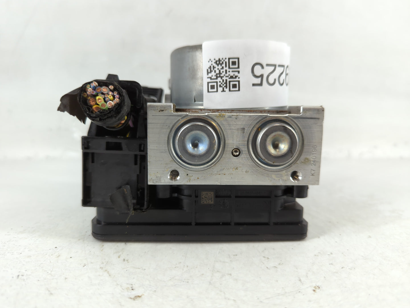 2015-2018 Ford Edge ABS Pump Control Module Replacement P/N:F2GC-2C405-AK Fits Fits 2015 2016 2017 2018 OEM Used Auto Parts - Oemusedautoparts1.com