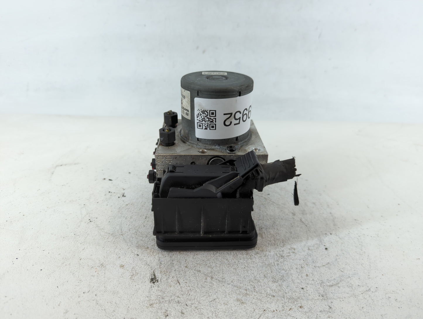 2015-2017 Hyundai Veloster ABS Pump Control Module Replacement P/N:58920-2V480 Fits Fits 2015 2016 2017 OEM Used Auto Parts - Oemusedautoparts1.com