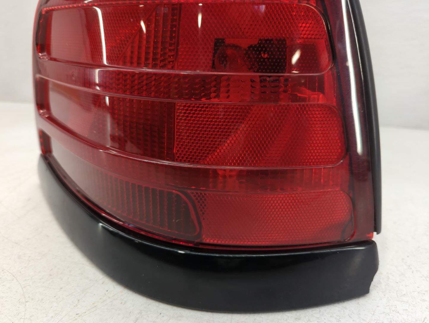 2000-2011 Ford Crown Victoria Tail Light Assembly Passenger Right OEM P/N:04886192 Fits OEM Used Auto Parts - Oemusedautoparts1.com