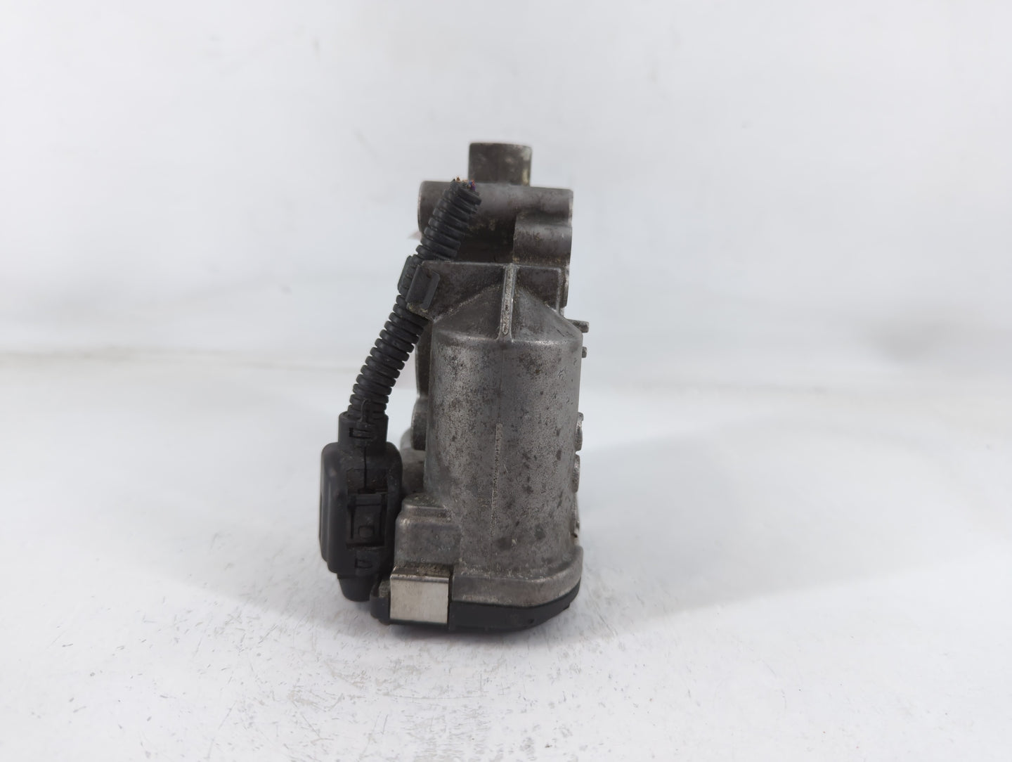 2012-2015 Mercedes-Benz C250 Throttle Body P/N:0 280 750 175 A 266 141 05 25 Fits OEM Used Auto Parts - Oemusedautoparts1.com