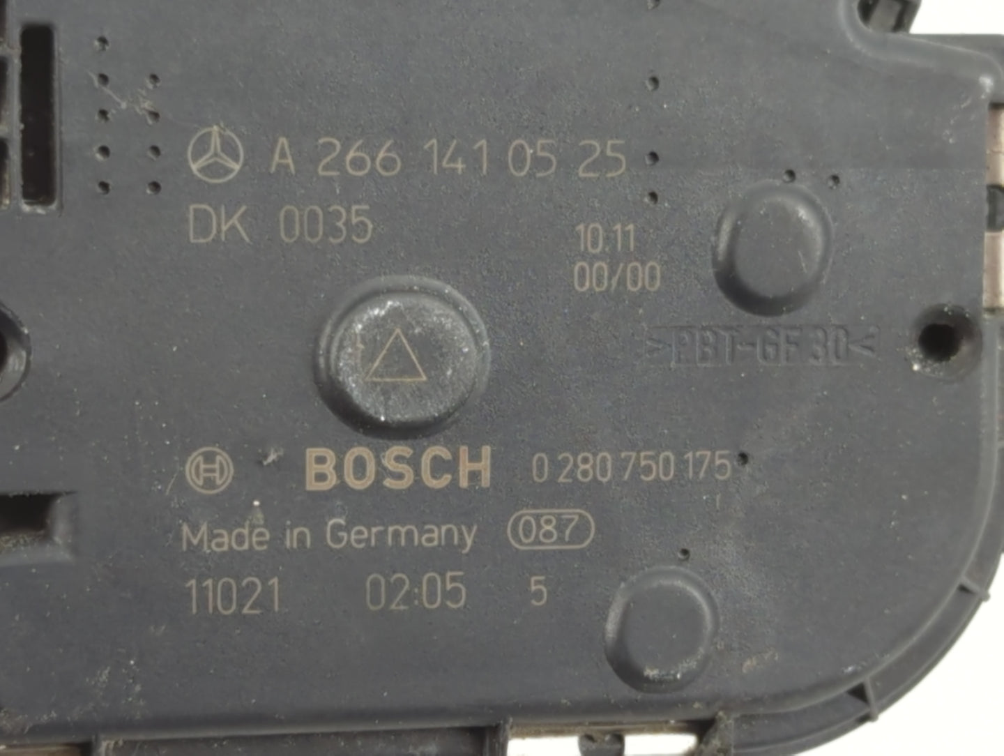 2012-2015 Mercedes-Benz C250 Throttle Body P/N:0 280 750 175 A 266 141 05 25 Fits OEM Used Auto Parts - Oemusedautoparts1.com