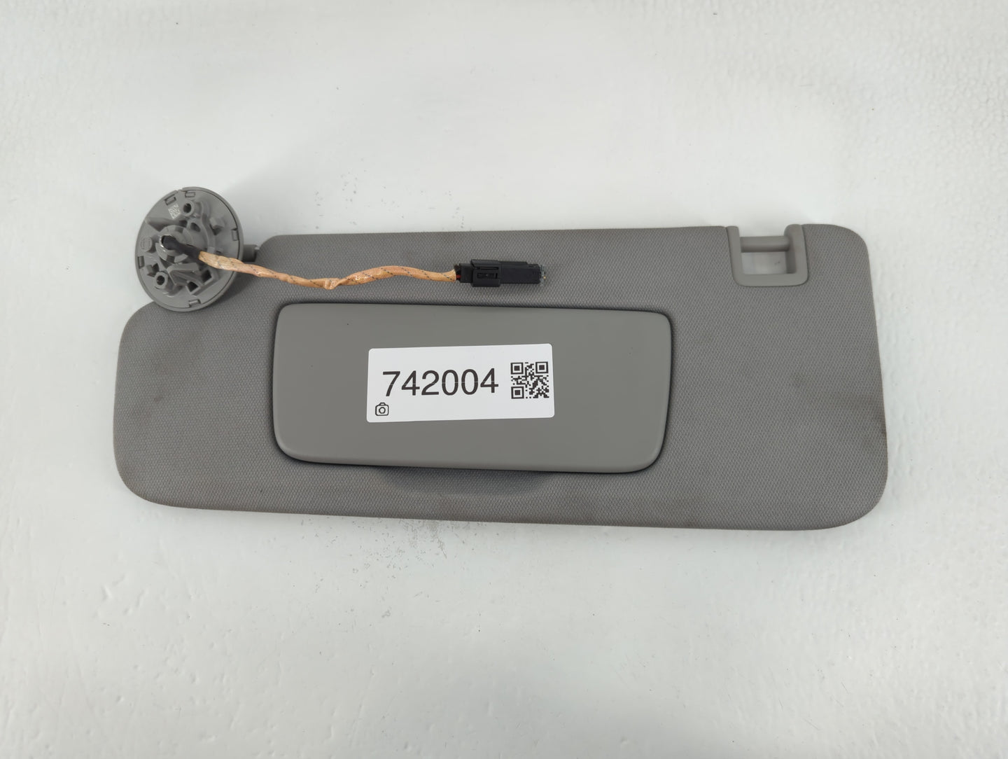 2018-2019 Chevrolet Equinox Sun Visor Shade Replacement Passenger Right Mirror Fits Fits 2018 2019 OEM Used Auto Parts - Oemusedautoparts1.com