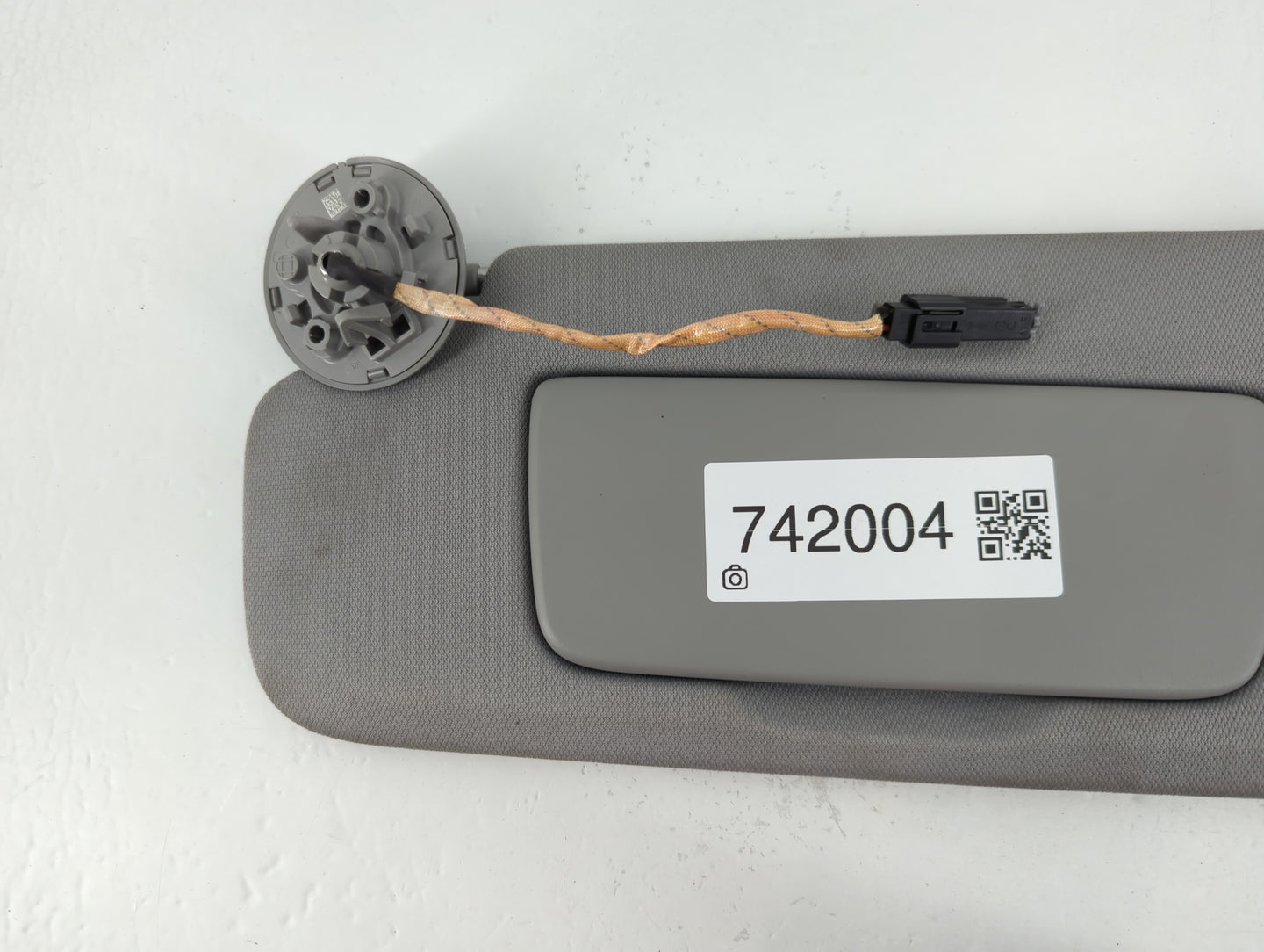 2018-2019 Chevrolet Equinox Sun Visor Shade Replacement Passenger Right Mirror Fits Fits 2018 2019 OEM Used Auto Parts - Oemusedautoparts1.com