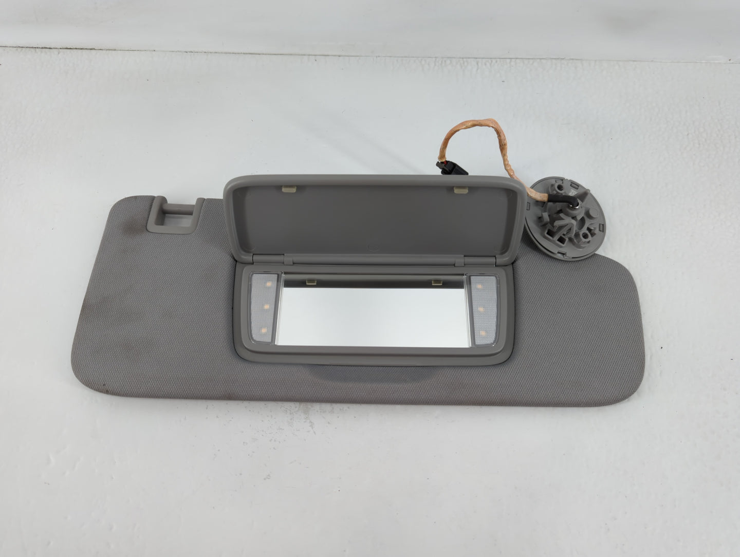 2018-2019 Chevrolet Equinox Sun Visor Shade Replacement Passenger Right Mirror Fits Fits 2018 2019 OEM Used Auto Parts - Oemusedautoparts1.com