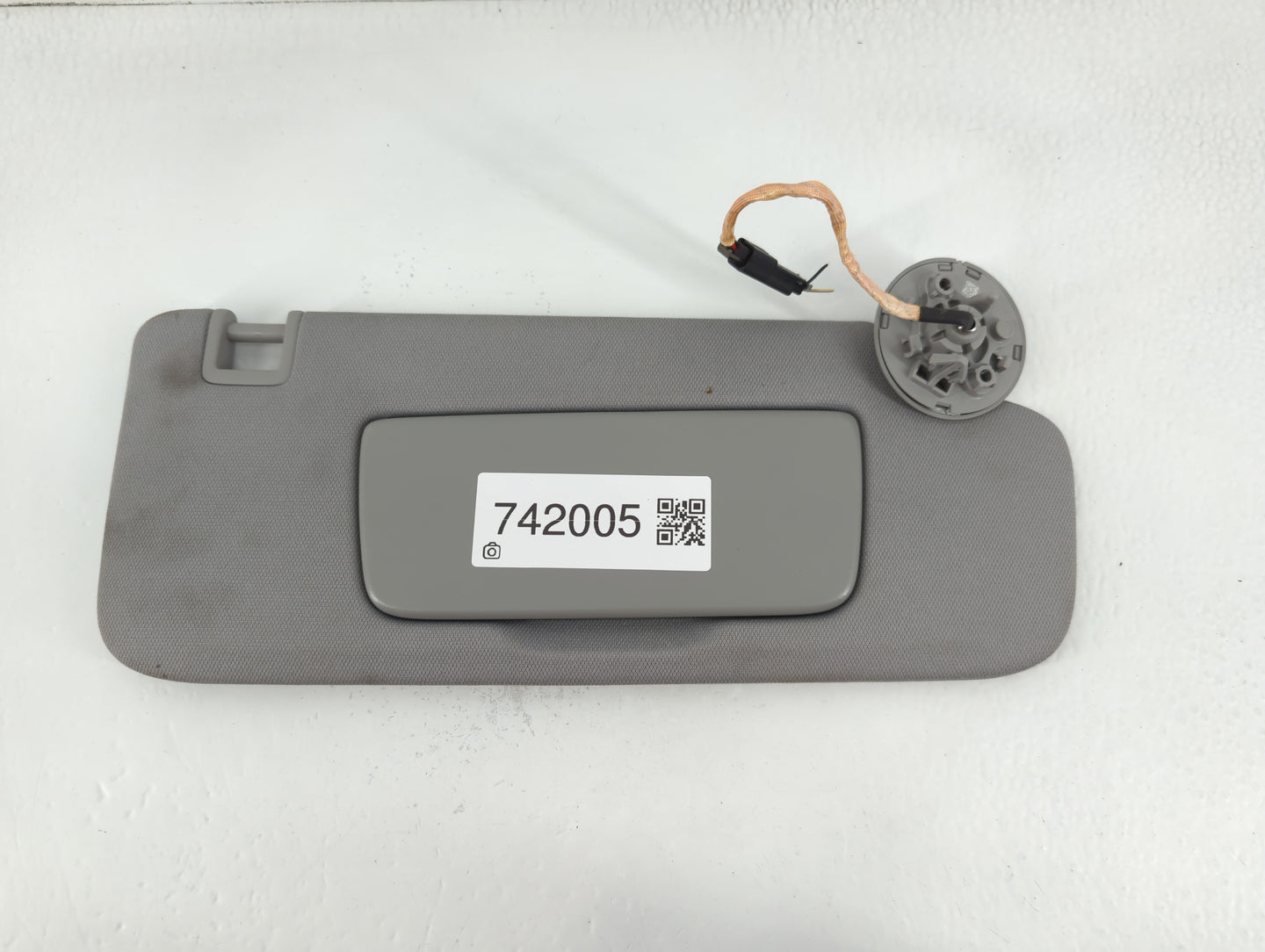 2018-2019 Chevrolet Equinox Sun Visor Shade Replacement Passenger Right Mirror Fits Fits 2018 2019 OEM Used Auto Parts - Oemusedautoparts1.com