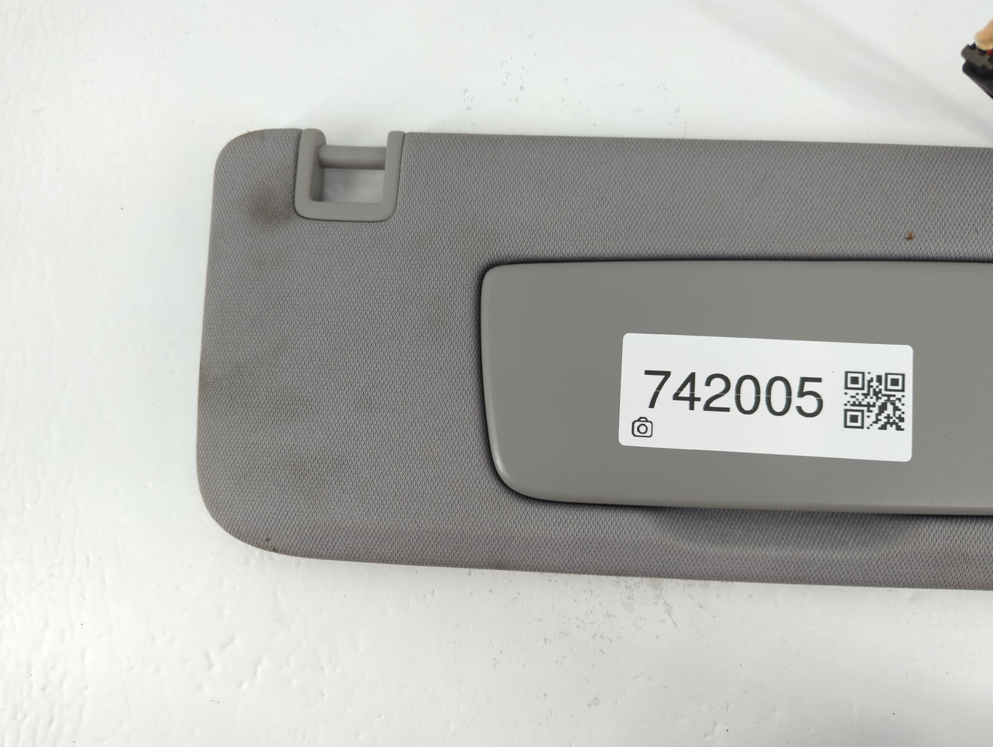 2018-2019 Chevrolet Equinox Sun Visor Shade Replacement Passenger Right Mirror Fits Fits 2018 2019 OEM Used Auto Parts - Oemusedautoparts1.com