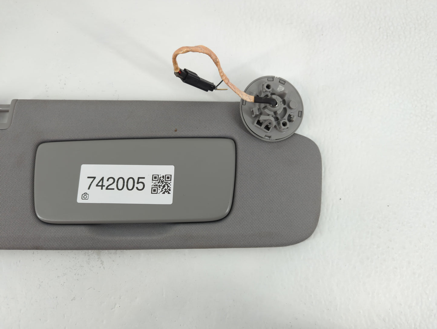 2018-2019 Chevrolet Equinox Sun Visor Shade Replacement Passenger Right Mirror Fits Fits 2018 2019 OEM Used Auto Parts - Oemusedautoparts1.com