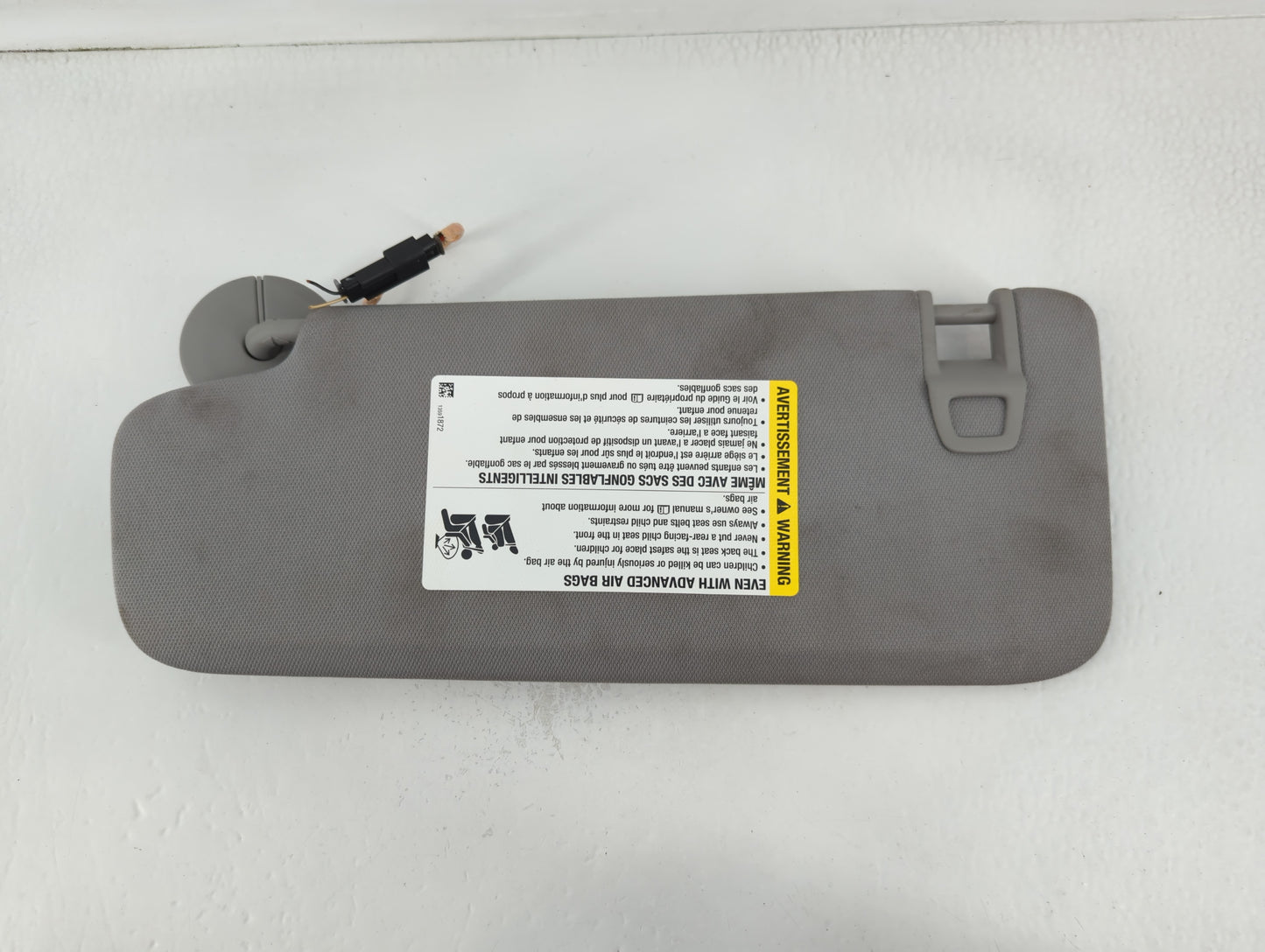 2018-2019 Chevrolet Equinox Sun Visor Shade Replacement Passenger Right Mirror Fits Fits 2018 2019 OEM Used Auto Parts - Oemusedautoparts1.com