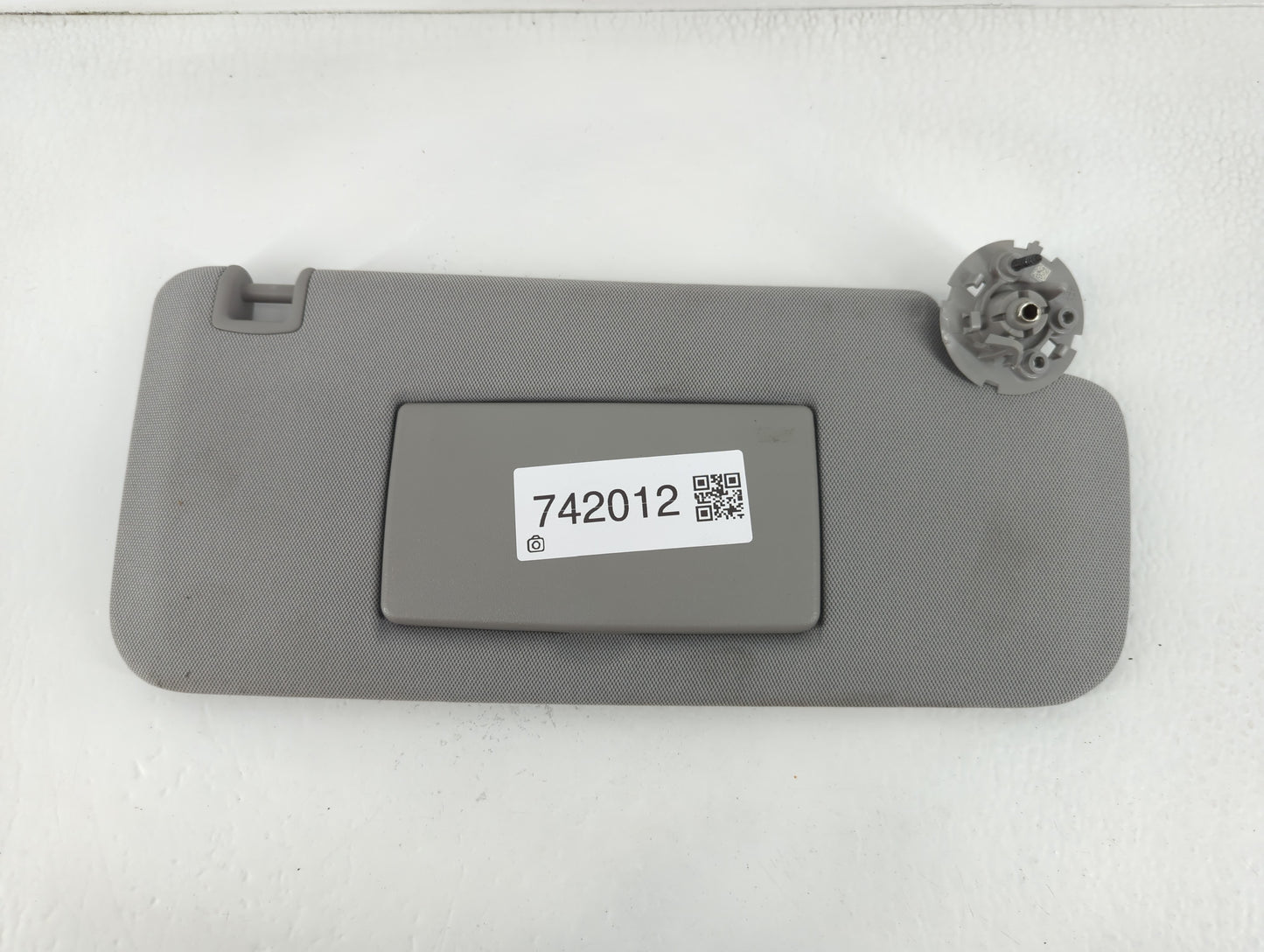 2017-2021 Chevrolet Trax Sun Visor Shade Replacement Passenger Right Mirror Fits Fits 2017 2018 2019 2020 2021 OEM Used Auto Parts - Oemusedautoparts1.com