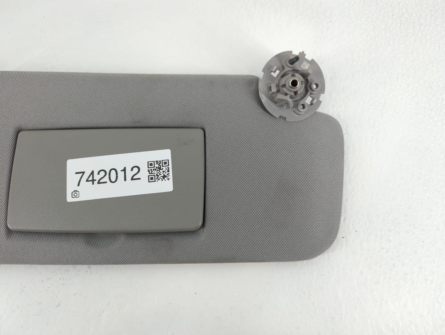 2017-2021 Chevrolet Trax Sun Visor Shade Replacement Passenger Right Mirror Fits Fits 2017 2018 2019 2020 2021 OEM Used Auto Parts - Oemusedautoparts1.com