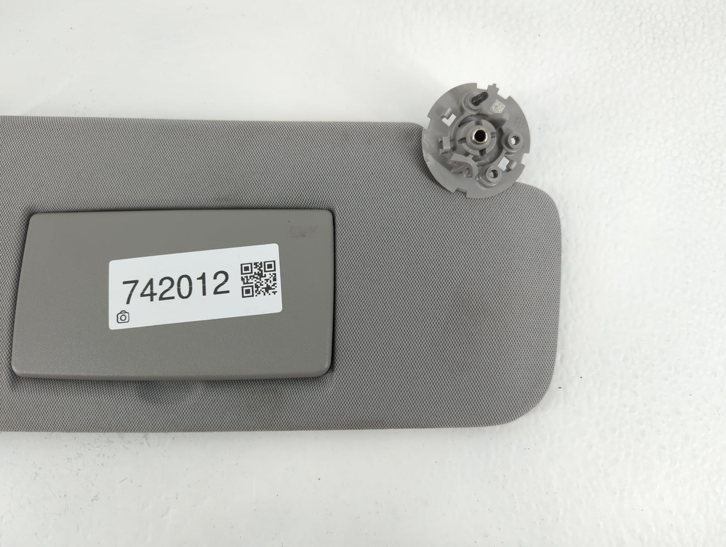 2017-2021 Chevrolet Trax Sun Visor Shade Replacement Passenger Right Mirror Fits Fits 2017 2018 2019 2020 2021 OEM Used Auto Parts - Oemusedautoparts1.com