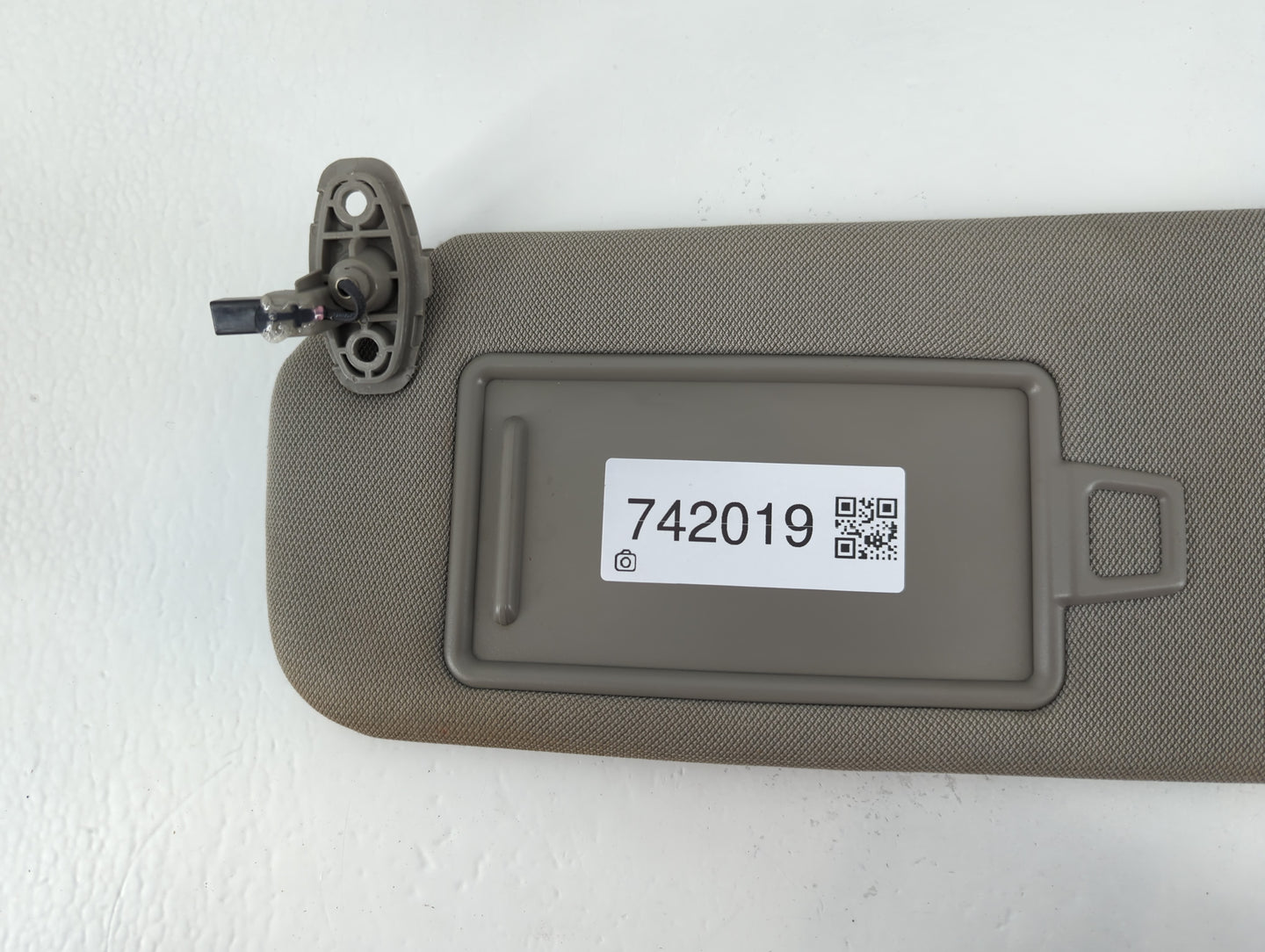 2015-2020 Kia Sedona Sun Visor Shade Replacement Driver Left Mirror Fits Fits 2015 2016 2017 2018 2019 2020 OEM Used Auto Parts - Oemusedautoparts1.com