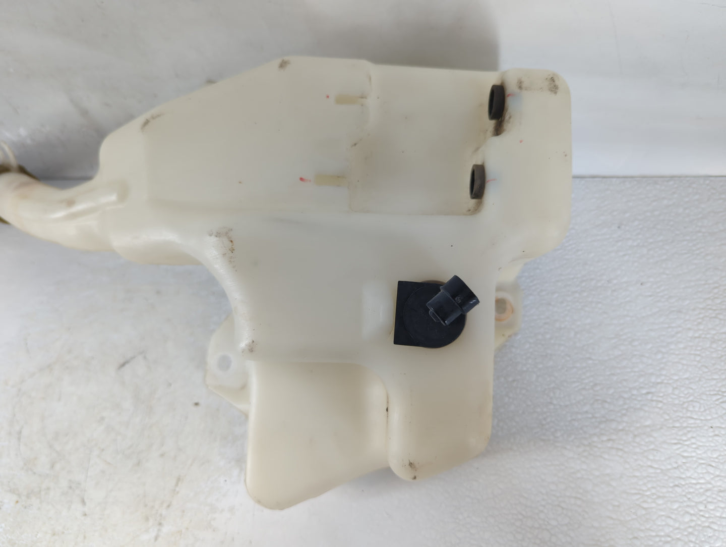 Saturn Outlook Windshield Washer Fluid Reservoir Bottle Oem - Oemusedautoparts1.com