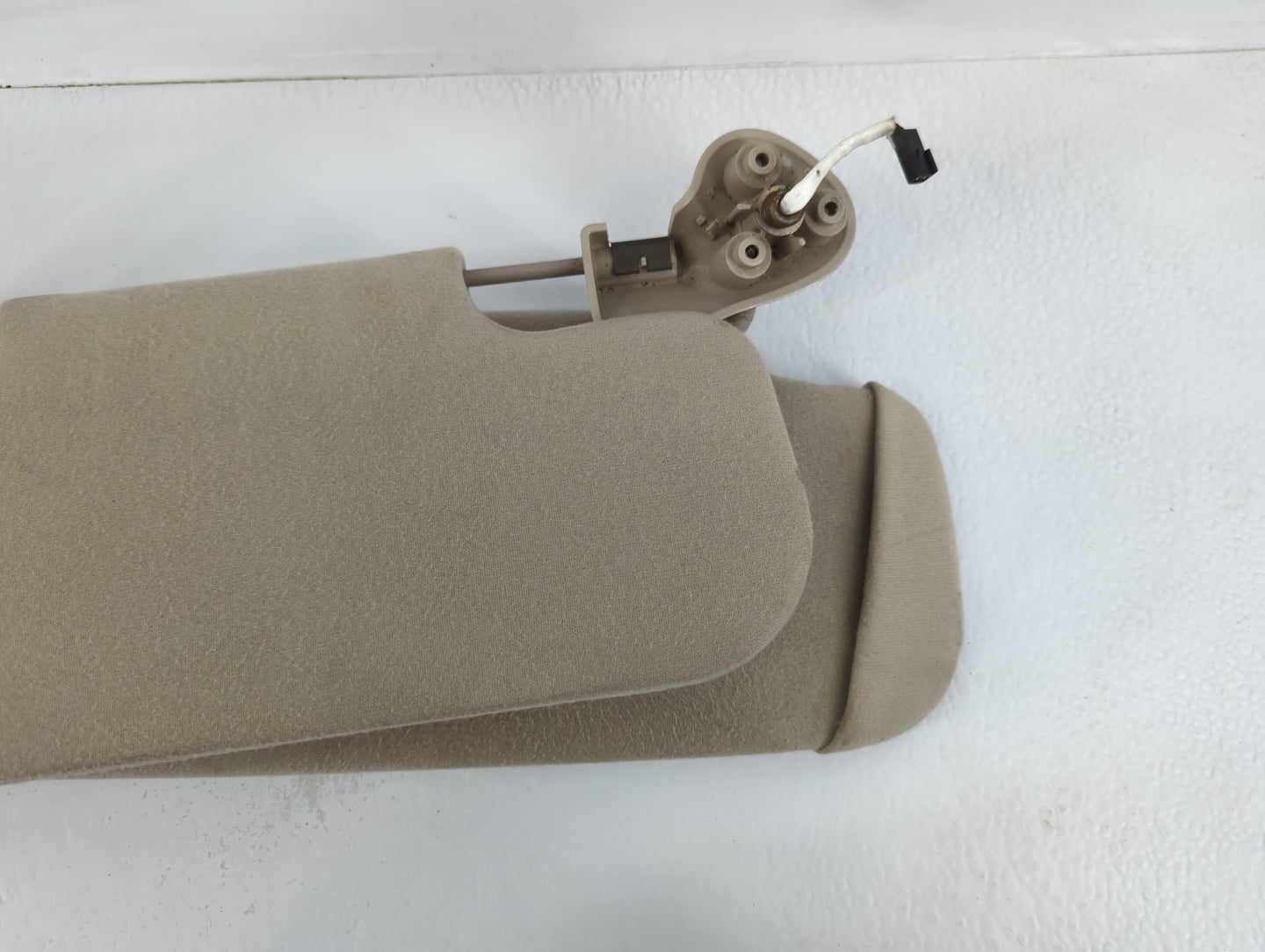 2004-2005 Chevrolet Avalanche Sun Visor Shade Replacement Passenger Right Mirror Fits Fits 2004 2005 OEM Used Auto Parts - Oemusedautoparts1.com