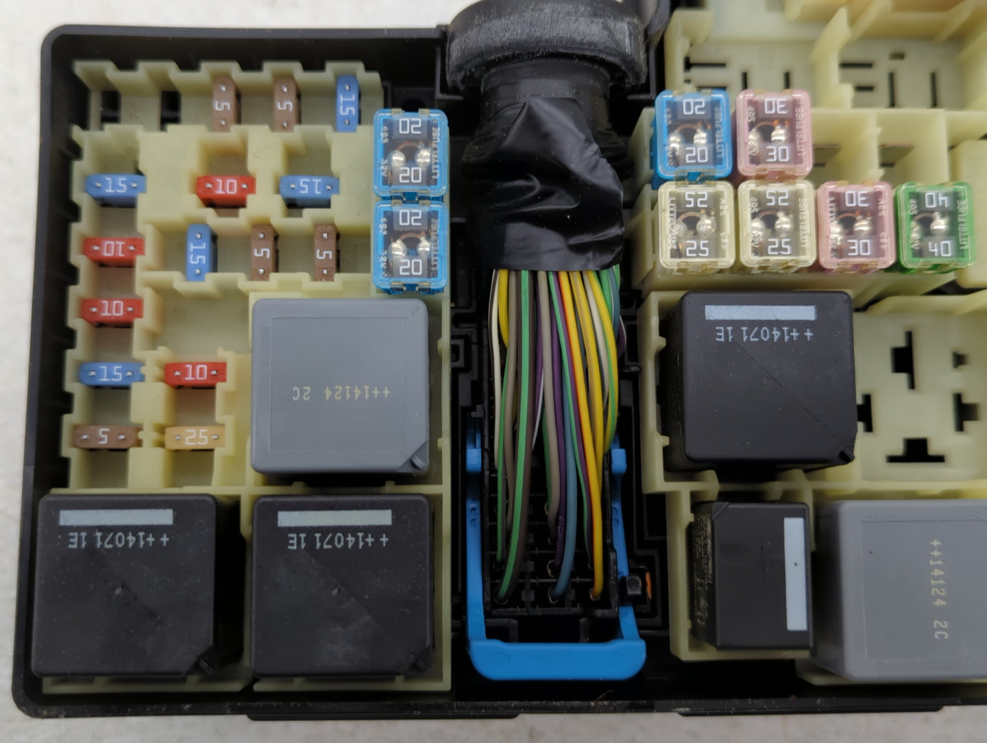 2013-2016 Ford Escape Fusebox Fuse Box Panel Relay Module P/N:21090 000 001 AV6T-14A076-AB Fits Fits 2013 2014 2015 2016 OEM Used Auto Parts - Oemusedautoparts1.com