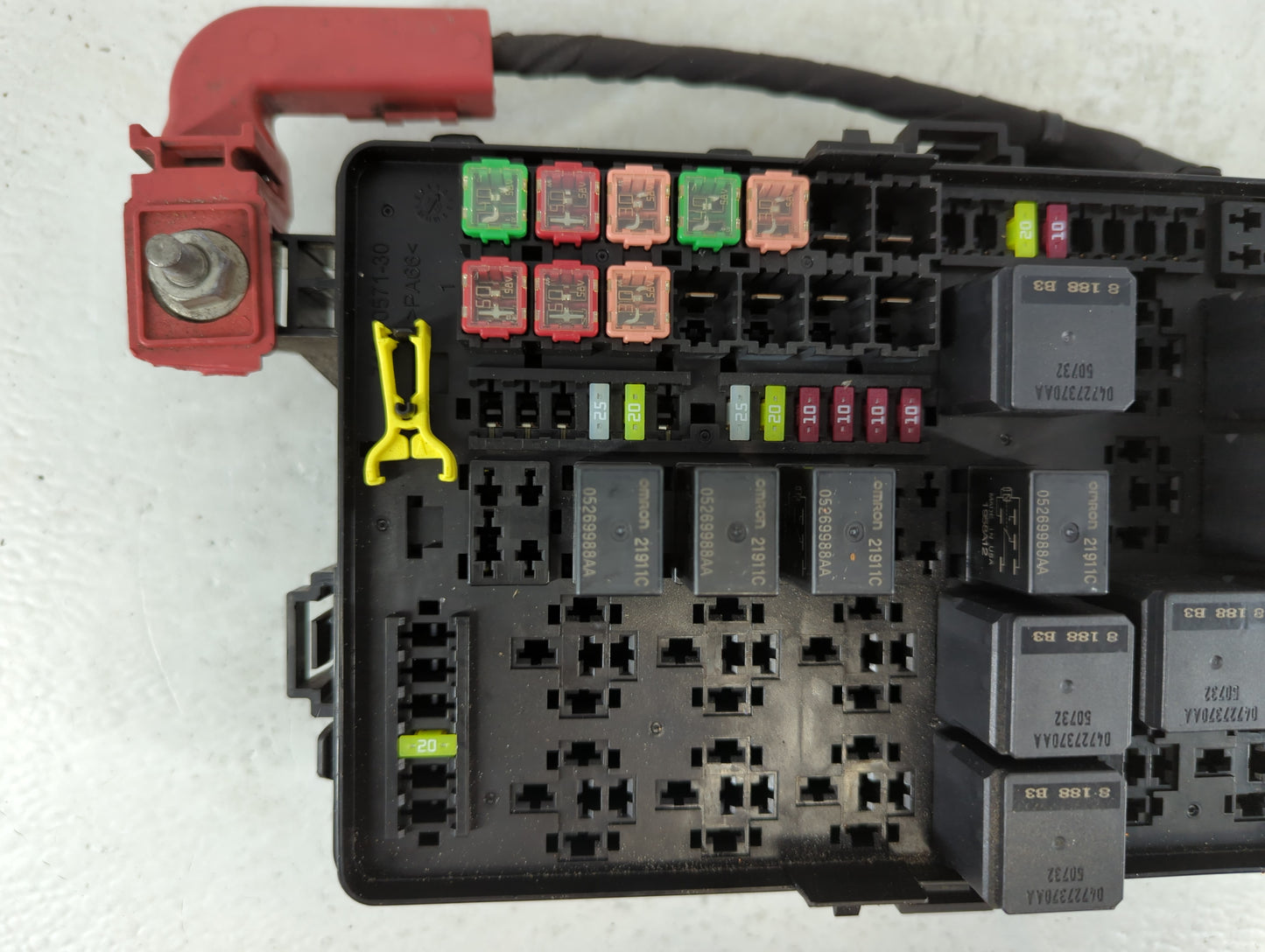 2019 Chrysler 300 Fusebox Fuse Box Panel Relay Module P/N:P68384813AC Fits OEM Used Auto Parts - Oemusedautoparts1.com