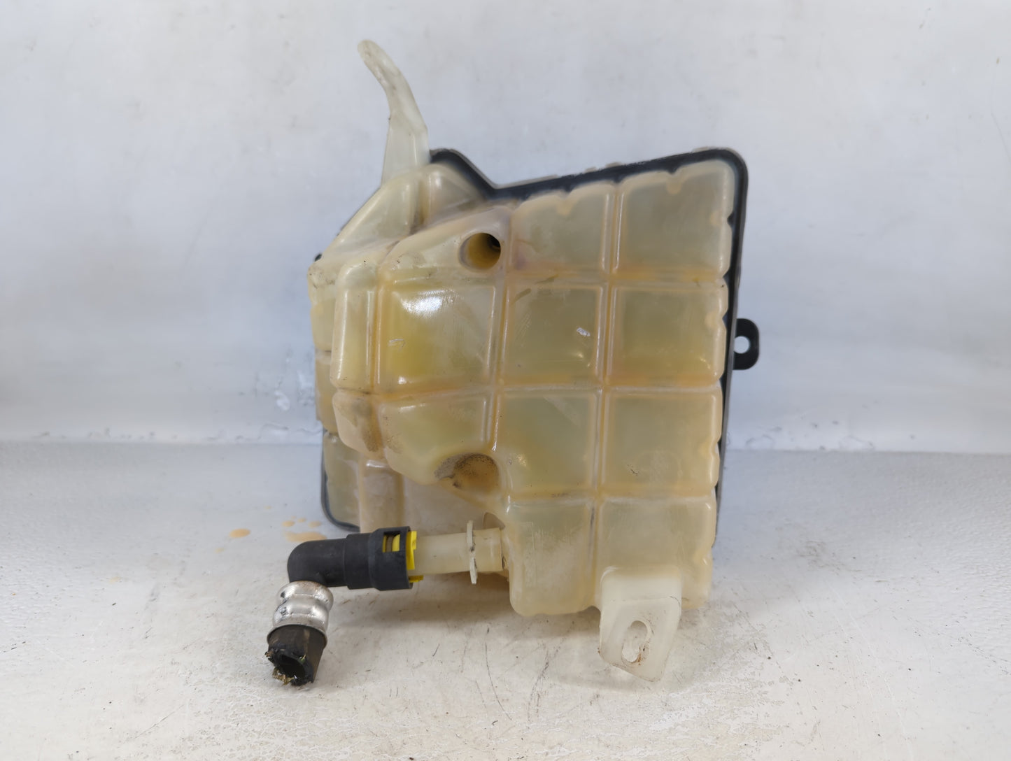 2006-2011 Cadillac Dts Radiator Coolant Overflow Expansion Tank Bottle - Oemusedautoparts1.com