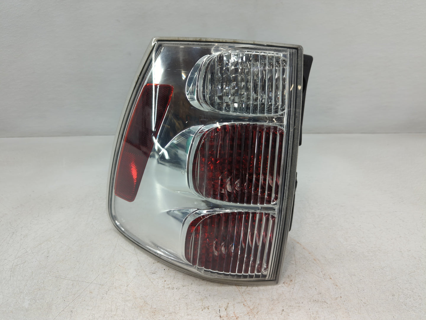 2005-2009 Chevrolet Equinox Tail Light Assembly Passenger Right OEM P/N:548077 Fits Fits 2005 2006 2007 2008 2009 OEM Used Auto Parts - Oemusedautoparts1.com