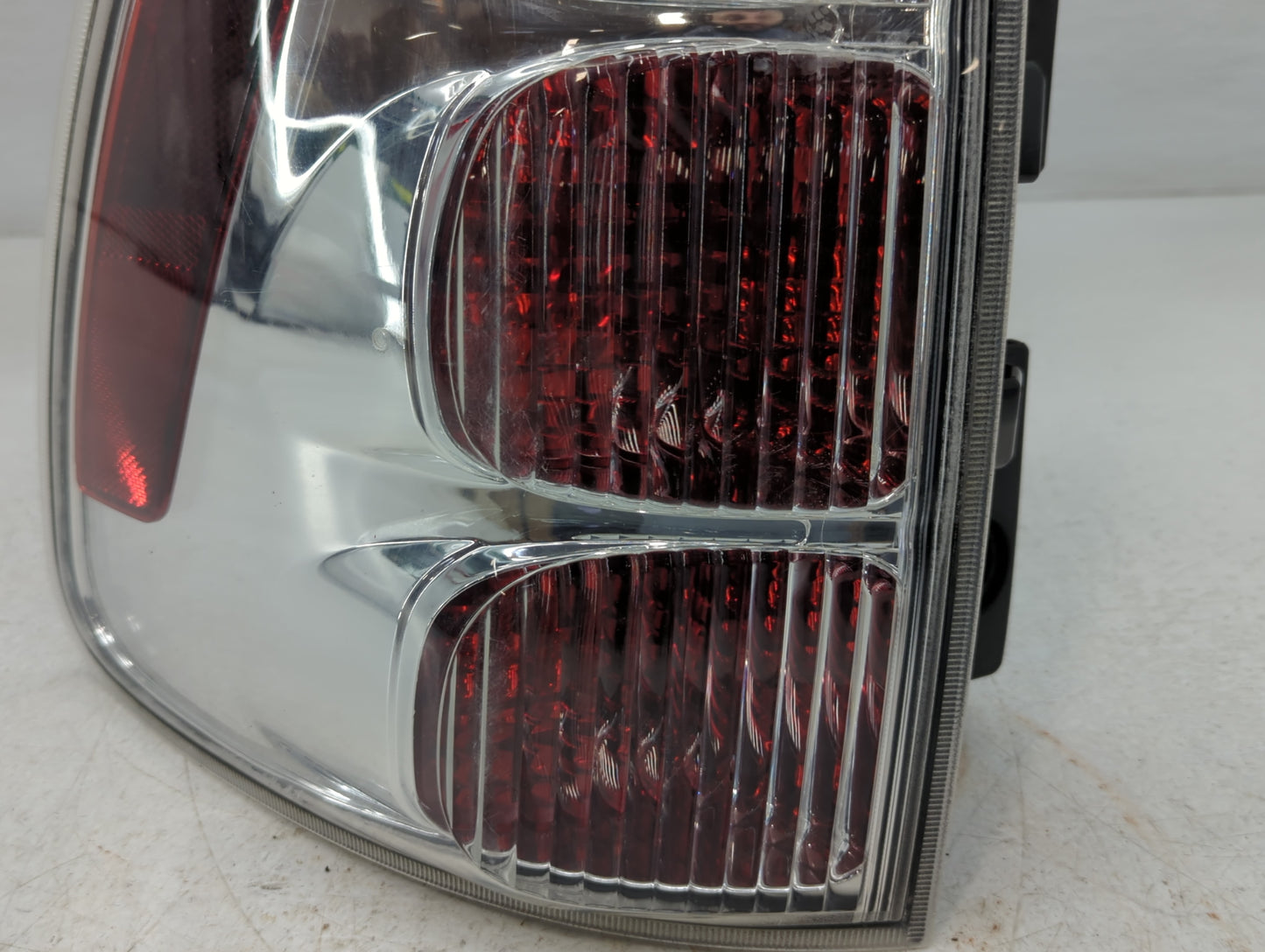 2005-2009 Chevrolet Equinox Tail Light Assembly Passenger Right OEM P/N:548077 Fits Fits 2005 2006 2007 2008 2009 OEM Used Auto Parts - Oemusedautoparts1.com
