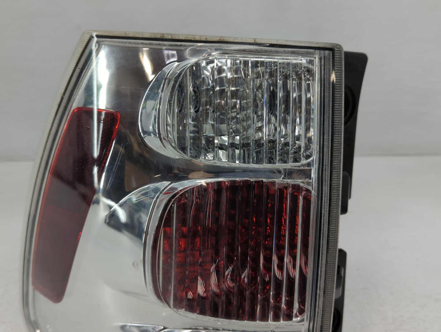 2005-2009 Chevrolet Equinox Tail Light Assembly Passenger Right OEM P/N:548077 Fits Fits 2005 2006 2007 2008 2009 OEM Used Auto Parts - Oemusedautoparts1.com