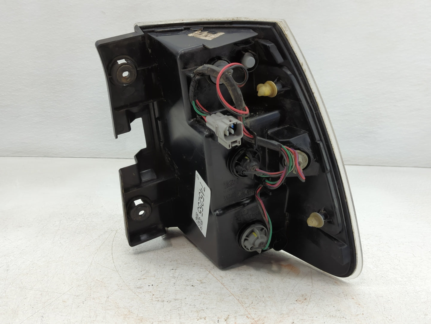 2005-2009 Chevrolet Equinox Tail Light Assembly Passenger Right OEM P/N:548077 Fits Fits 2005 2006 2007 2008 2009 OEM Used Auto Parts - Oemusedautoparts1.com