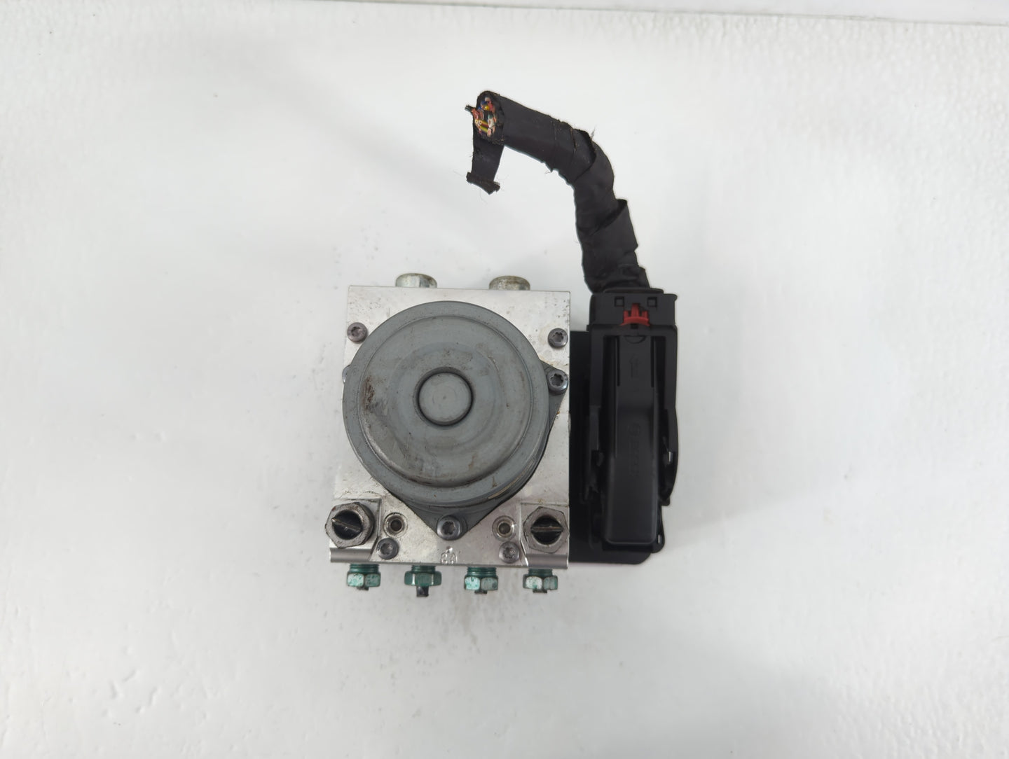 2018 Buick Enclave ABS Pump Control Module Replacement P/N:84408136 Fits OEM Used Auto Parts - Oemusedautoparts1.com