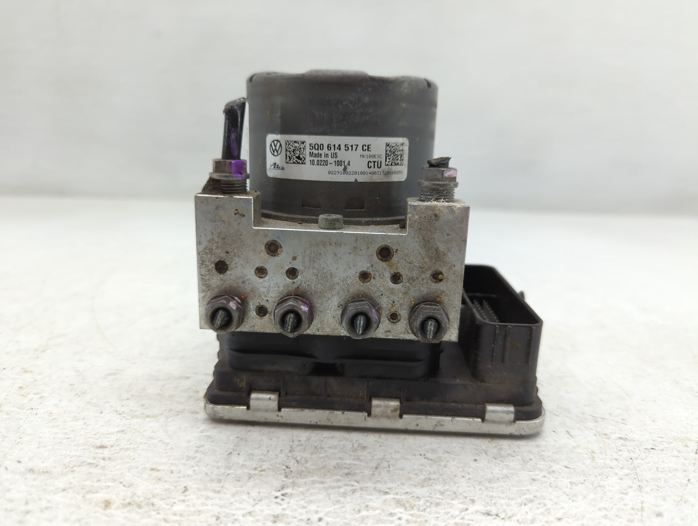 2018-2020 Volkswagen Tiguan ABS Pump Control Module Replacement P/N:5Q0 614 517 CE Fits Fits 2018 2019 2020 OEM Used Auto Parts - Oemusedautoparts1.com