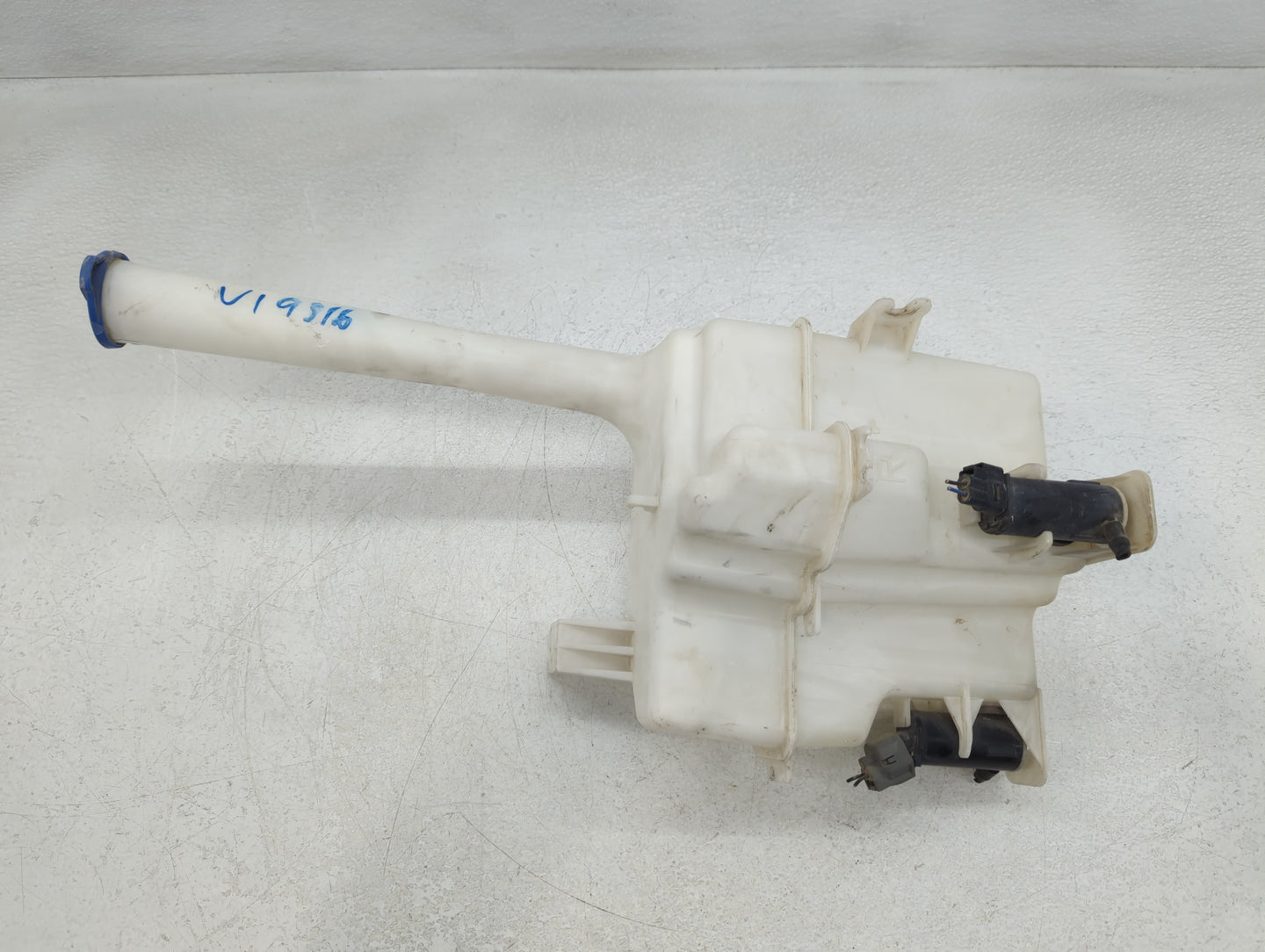 2010-2013 Hyundai Tucson Windshield Washer Fluid Reservoir Bottle Oem - Oemusedautoparts1.com