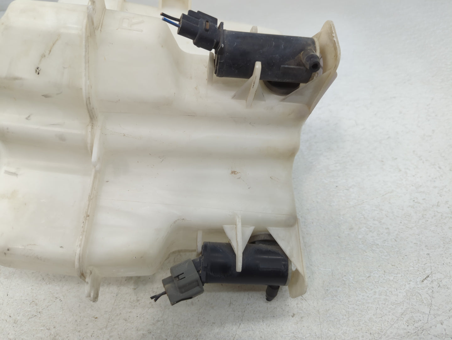 2010-2013 Hyundai Tucson Windshield Washer Fluid Reservoir Bottle Oem - Oemusedautoparts1.com