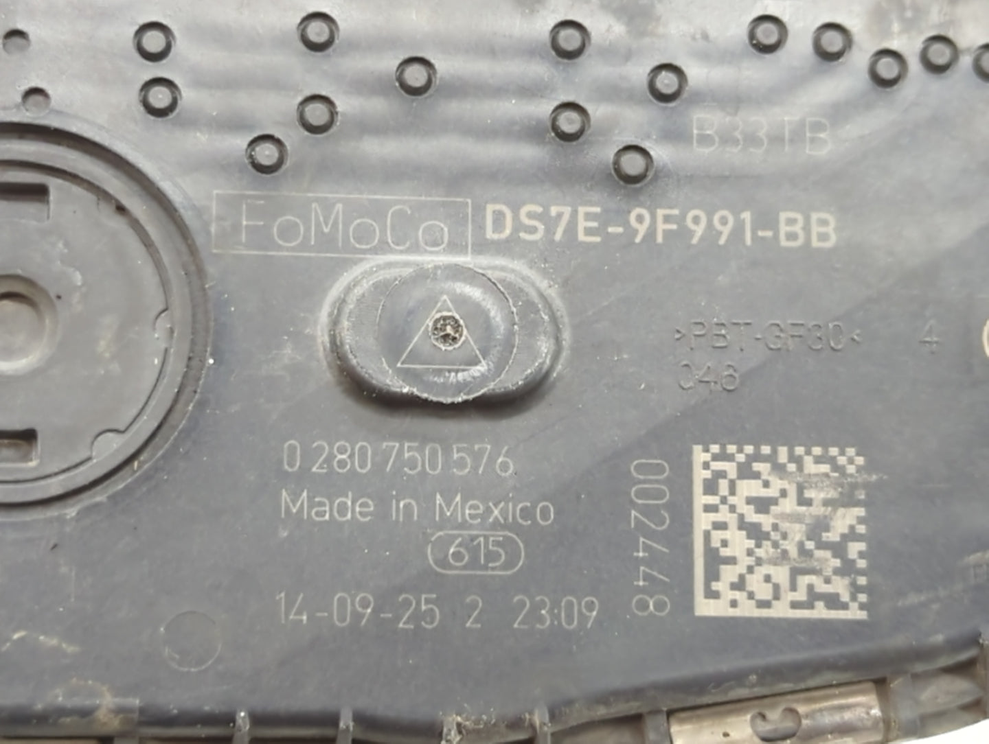 2014-2018 Ford Focus Throttle Body P/N:DS7E-9F991-BB Fits Fits 2014 2015 2016 2017 2018 2019 2020 2021 2022 OEM Used Auto Parts - Oemusedautoparts1.com