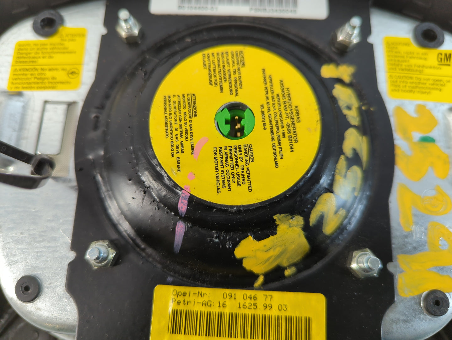 2000-2001 Cadillac Catera Air Bag Driver Left Steering Wheel Mounted P/N:091 046 77 Fits Fits 2000 2001 OEM Used Auto Parts - Oemusedautoparts1.com