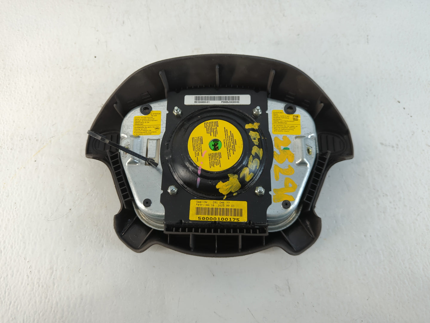 2000-2001 Cadillac Catera Air Bag Driver Left Steering Wheel Mounted P/N:091 046 77 Fits Fits 2000 2001 OEM Used Auto Parts - Oemusedautoparts1.com